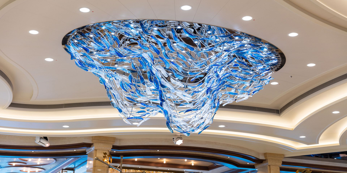 鎏金扇影织就奢雅：这款定制扇形水晶灯，让宴会厅成 “视觉艺术现场”