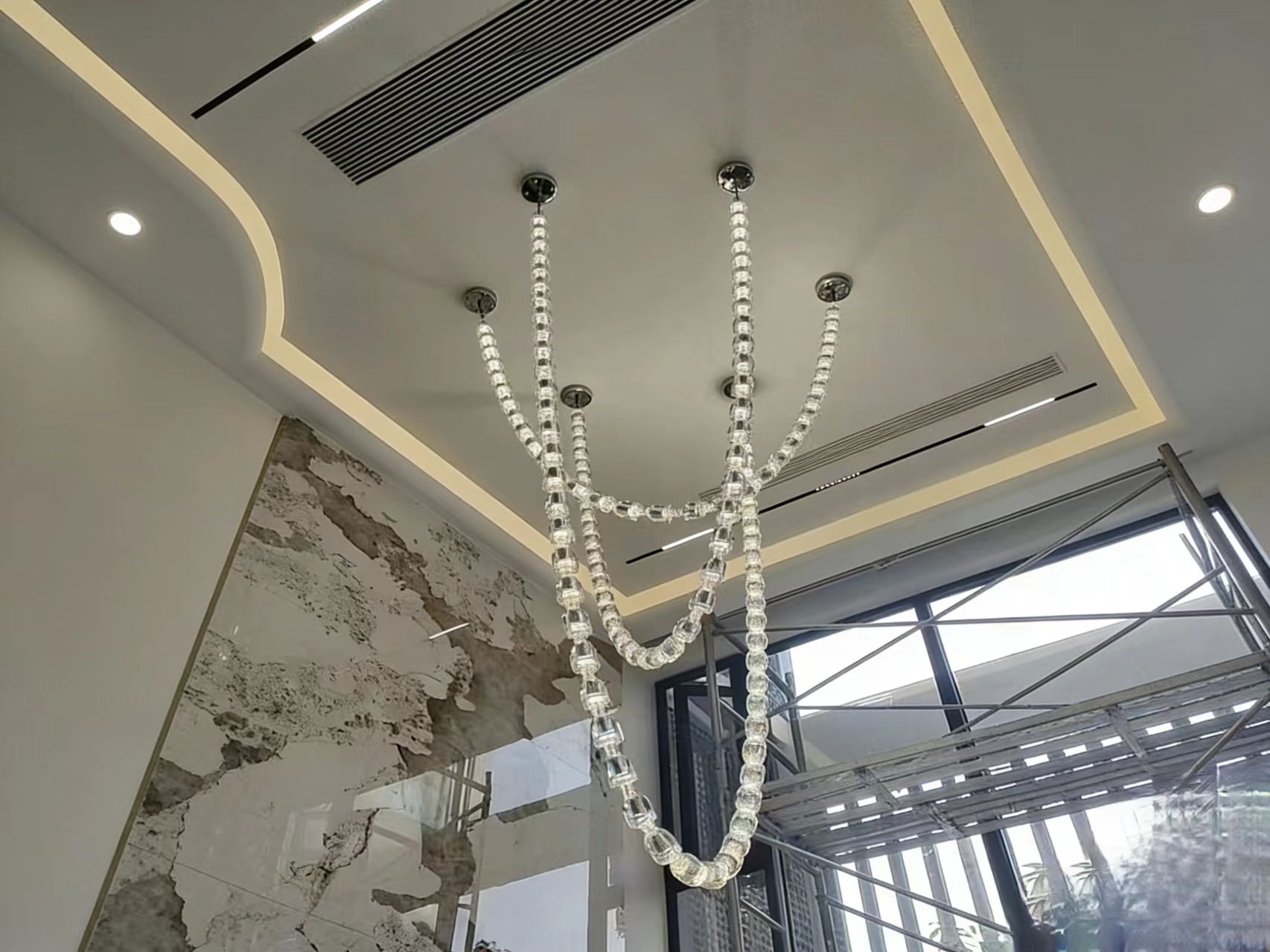 澳门今天晚上开的号码合彩｜别墅挑空客厅的光影艺术，项链式水晶吊灯勾勒轻奢美学