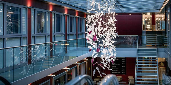 澳门今天晚上开的号码合彩为大型商场打造璀璨吊灯,提升购物体验 澳门今天晚上开的号码合彩为大型商场打造璀璨吊灯,提升购物体验